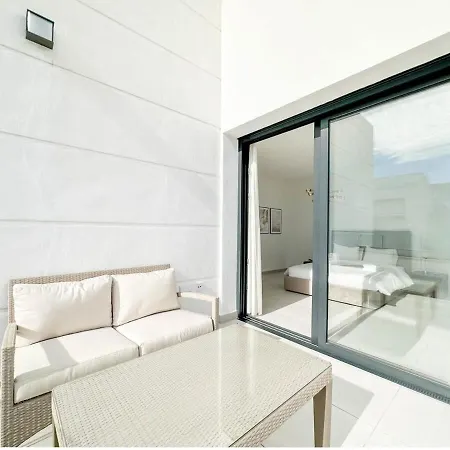Апартаменты Rooftop Jacuzzi Pools Modern Wifi Townhouse