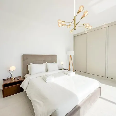 Апартаменты Rooftop Jacuzzi Pools Modern Wifi Townhouse