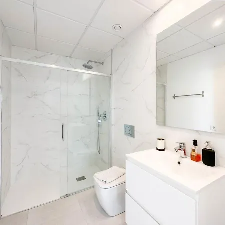 Апартаменты Rooftop Jacuzzi Pools Modern Wifi Townhouse *