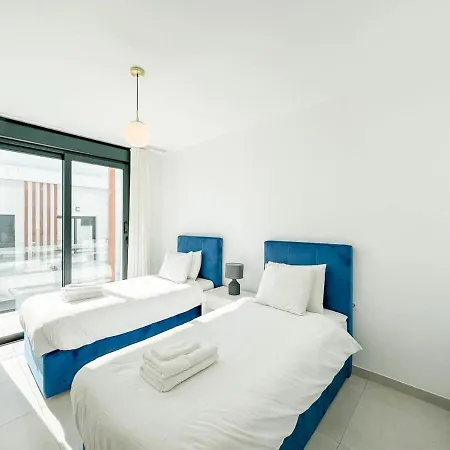 Апартаменты Rooftop Jacuzzi Pools Modern Wifi Townhouse Эстепона