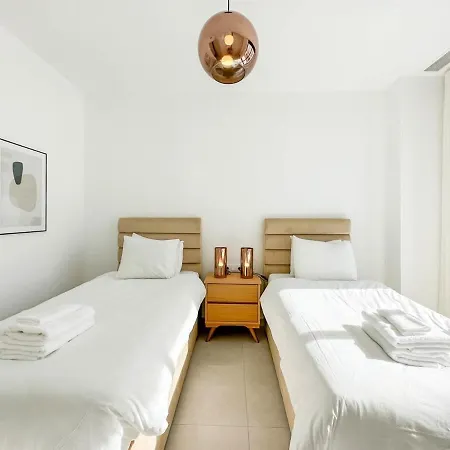 Апартаменты Rooftop Jacuzzi Pools Modern Wifi Townhouse *