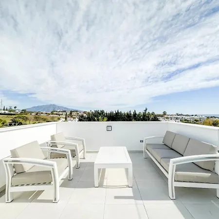 Апартаменты Rooftop Jacuzzi Pools Modern Wifi Townhouse Эстепона