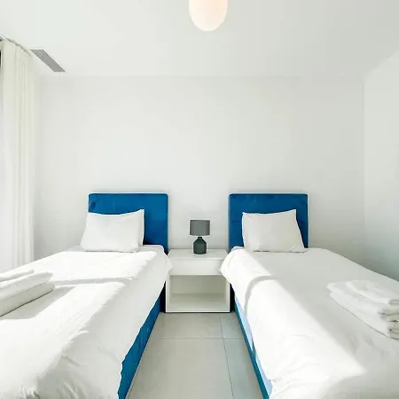 Апартаменты Rooftop Jacuzzi Pools Modern Wifi Townhouse