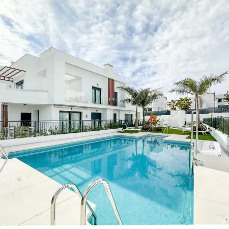Апартаменты Rooftop Jacuzzi Pools Modern Wifi Townhouse Эстепона