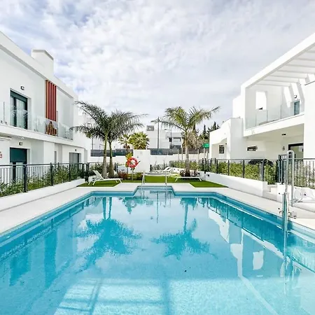 Апартаменты Rooftop Jacuzzi Pools Modern Wifi Townhouse